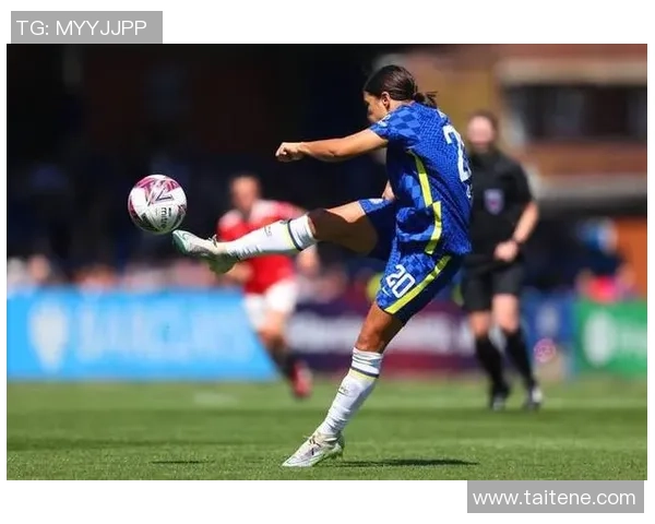 足球球星多样化射门技巧解析全面提升进攻效率的关键秘诀